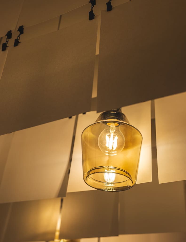 Details der Lampe im Restaurant Hotel Freihof by Stand Out Design - Lara Theel