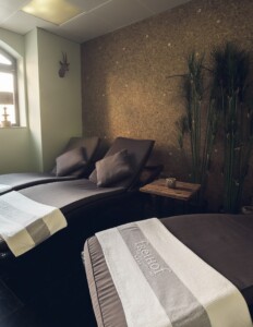 Hotel Freihof Spa by Stand Out Design: Liegen zur Erholung während oder nach der Behandlung - Lara Theel
